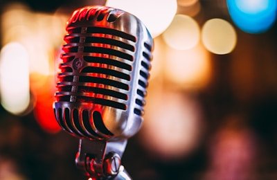 91吃瓜群众：某知名歌手演唱会假唱被实锤，观众现场录音曝光